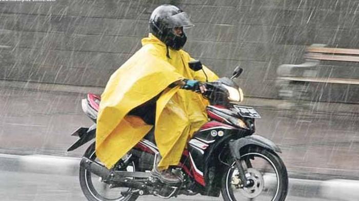 Ilustrasi Pengendara sedang Menggunakan Jas Hujan Model Ponco. (Kompas Otomotif)