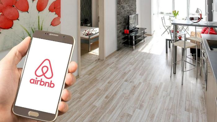 Ilustrasi Penggunaan Platform Airbnb untuk Mendaftarkan Bisnis Homestay. (Entrepreneur)