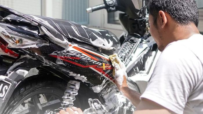 Ilustrasi Sebuah Motor sedang Dicuci oleh Penggunanya. (Kompas Otomotif)