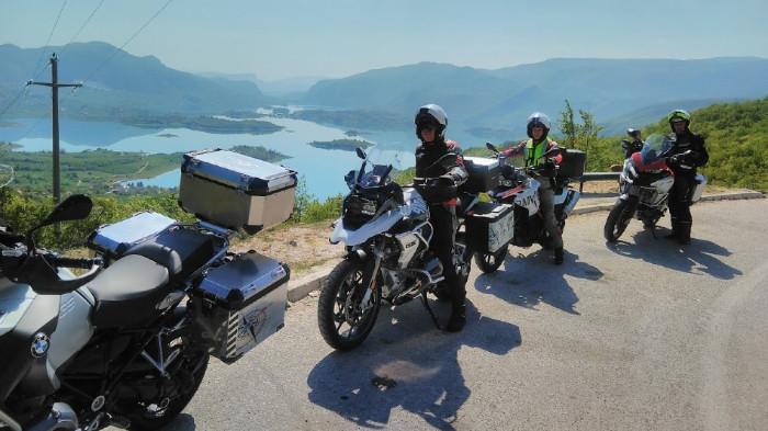 Ilustrasi Sekelompok Pengendari sedang Menikmati Pemandangan Alam Sembari Touring. (Moto Tours Europe)