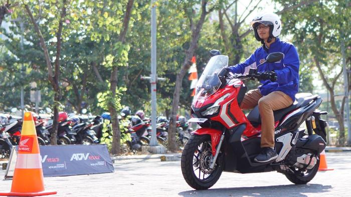 Ilustrasi Seseorang Sedang Mengendarai Honda ADV 150. (Kompas Otomotif)