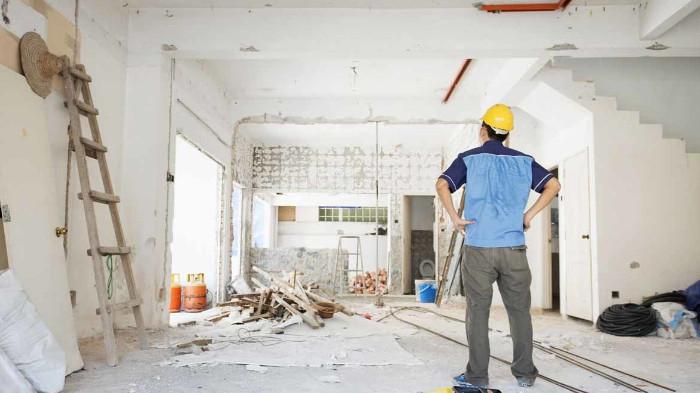 Ilustrasi Seseorang sedang Memantau Proses Renovasi Rumah. (Habitus Living)
