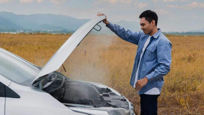 Ilustrasi Seseorang sedang Mengalami Kondisi Mesin Mobil Yang Mengalami Overheating. (Progressive)