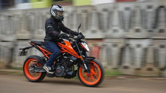 Ilustrasi Seseorang sedang Mengendarai KTM Duke 390. (Kompas Otomotif)