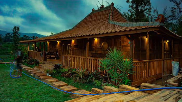 Ilustrasi Suasana Rumah Sewa Di Pedesaan Pada Malam Hari. (Airbnb)
