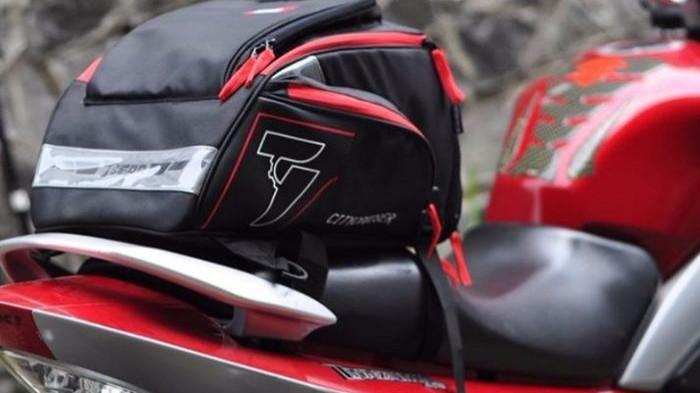 Ilustrasi Tail Bag yang Terpasang Pada Bagian Jok Belakang Motor Sport. (GridOto.com)