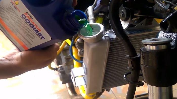 Isi Ulang dengan Cairan Radiator Baru