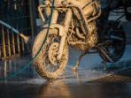 Jangan Malas! Ini 7 Keuntungan Rutin Mencuci Motor