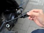 Jangan Sampai Telat! 5 Cara Cek Oli Motor dengan Mudah