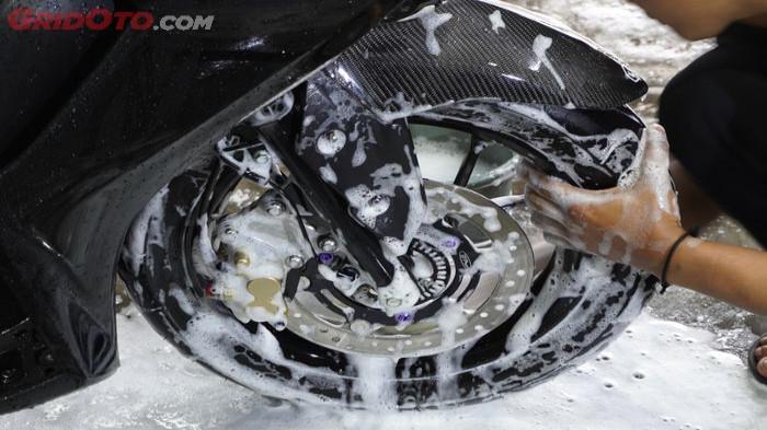 Membersihkan Area Roda