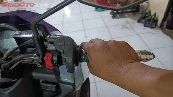 Mencoba Menarik Gas Motor secara Perlahan