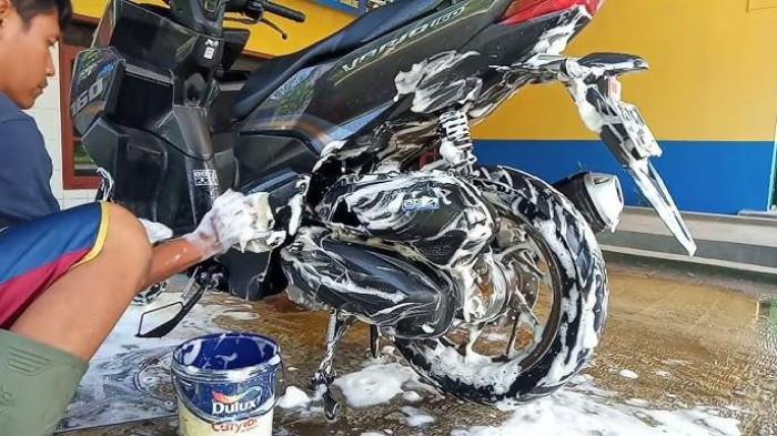 Mencuci Motor dengan Sabun Sembarangan