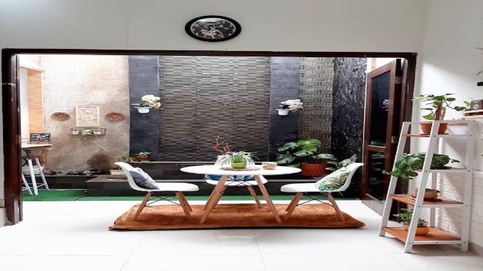 Ruang Makan dekat Kolam Ikan Minimalis