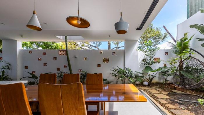 Ruang Makan dengan Nuansa Taman Minimalis