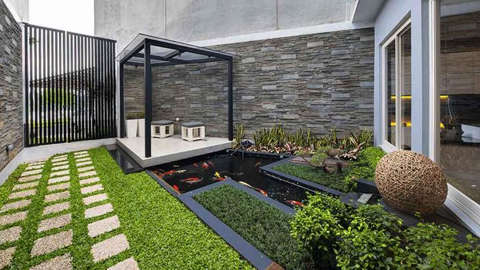 Taman Belakang dengan Kolam Kecil