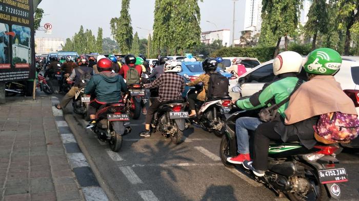 10 Cara Berkendara Motor dengan Aman di Jalanan Kota