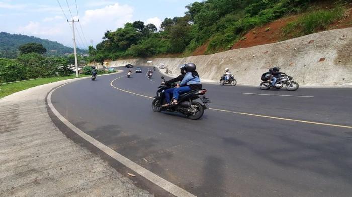 10 Tips Aman Berkendara Motor Matic di Jalan Menanjak