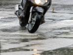 4 Tips Mengurangi Risiko Selip Ban Saat Berkendara