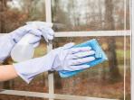 7 Langkah Mudah Membersihkan Kaca Jendela Jadi Kinclong Kembali