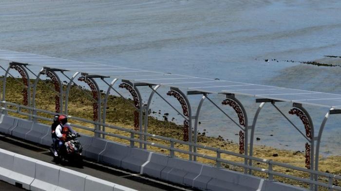 Berhenti di Tengah Jembatan