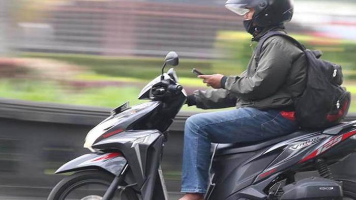 Berkendara Sambil Menggunakan Ponsel