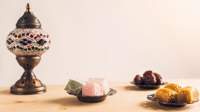 Dekorasi meja makan dengan hidangan khas Lebaran | foto freepik