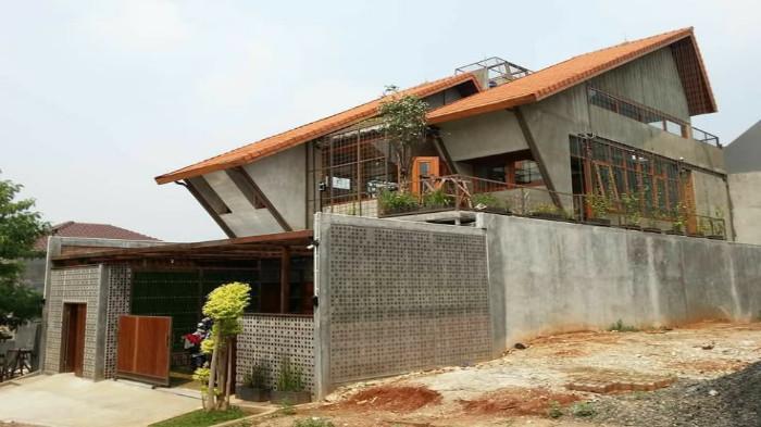 Gunakan Atap yang Tinggi dan Miring