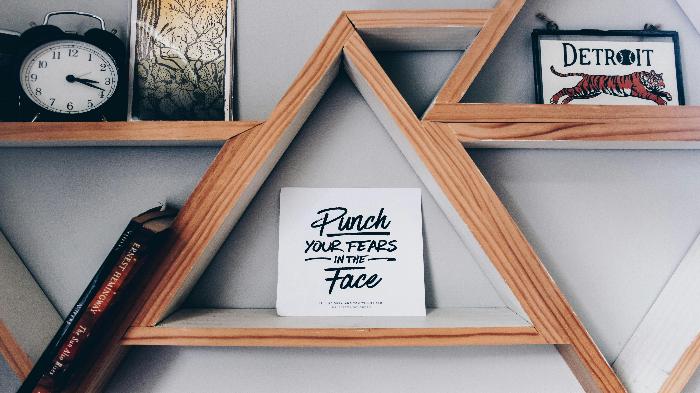 Gunakan Dinding sebagai Rak Tambahan