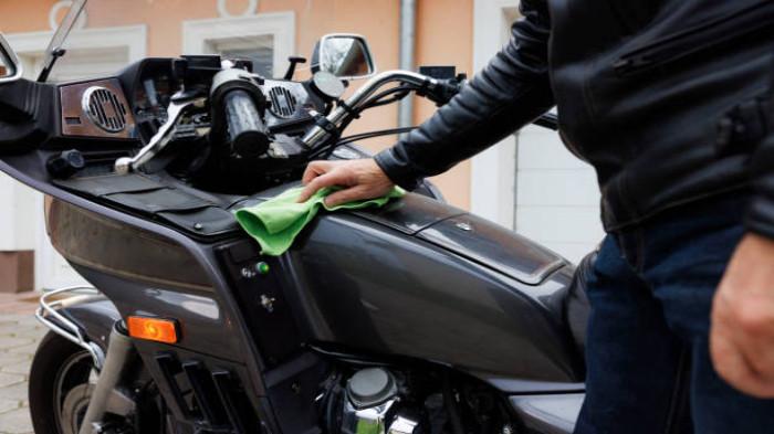 Gunakan Lap Microfiber untuk Mengeringkan Motor