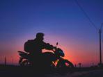 Hindari Bahaya! 10 Tips Berkendara Motor di Malam Hari Selama Mudik
