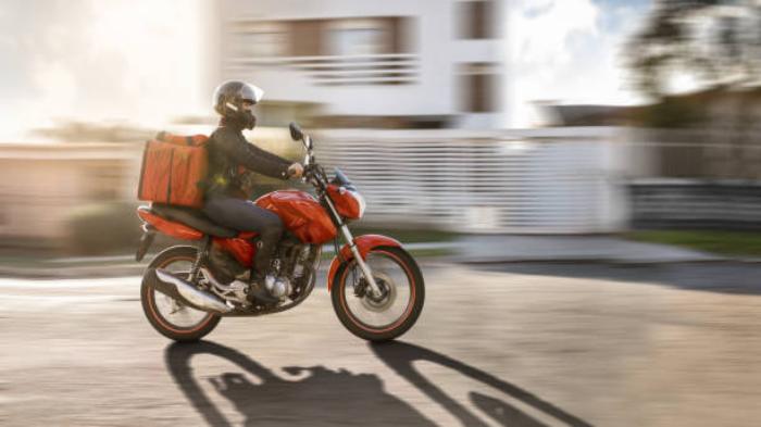 Hindari Bahaya! 5 Tips Membawa Barang dengan Motor Secara Aman