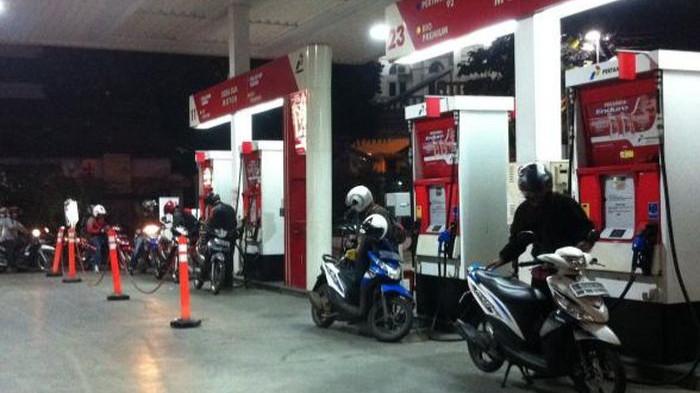 Ilustrasi Antrian Pengisian Bensin Pada Motor (gridoto.com)