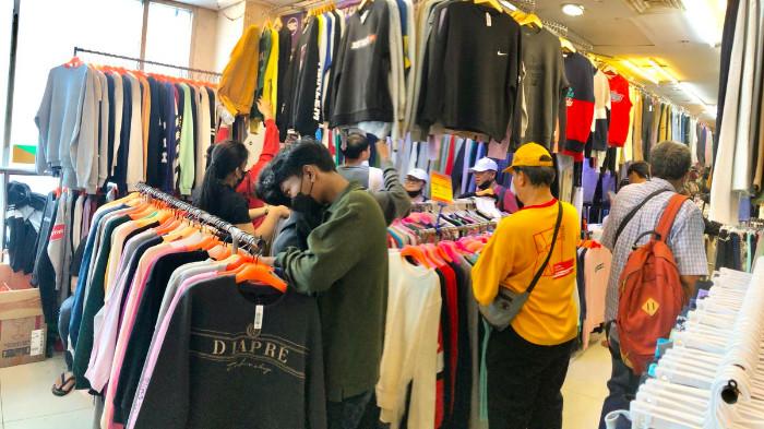 Ilustrasi Beberapa Pengunjung Thrifting sedang Memburu Pakaian yang Mereka Suka. (Kompas Lifestyle)