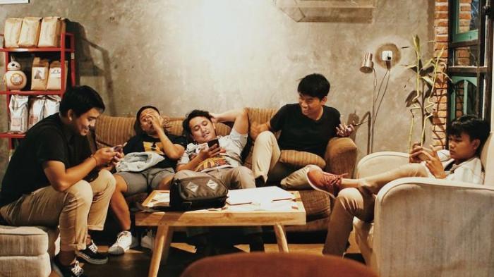 Ilustrasi Berbincang dengan Teman. (Kompas.com)