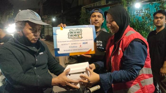 Ilustrasi Bersedekah Kepada Orang yang Membutuhkan Pertolongan. (Kompas.com)