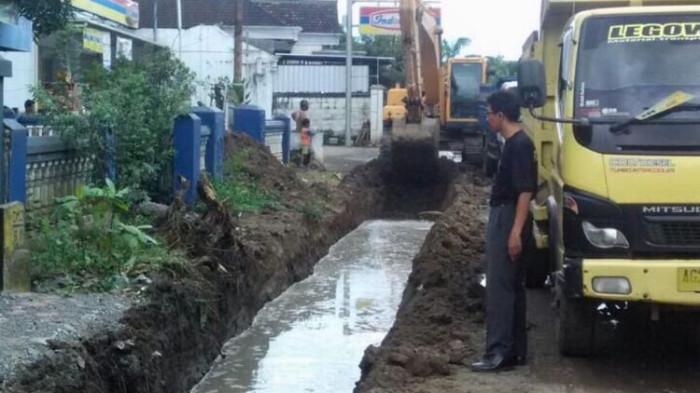 Ilustrasi Drainase yang sedang Diperbaiki. (Kompas Properti)