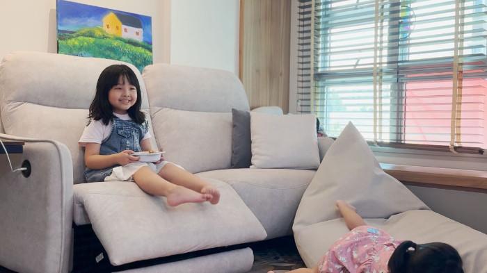 Ilustrasi Dua Orang Anak sedang Asyik Bermain dalam Ruangan. (Cellini)