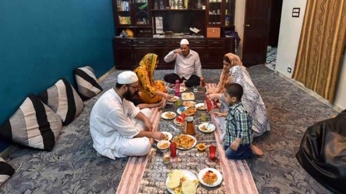 Ilustrasi Kumpul Keluarga di Ruang Tamu Pada saat Hari Lebaran. (Luuk Sourcing)