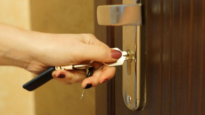 Ilustrasi Mengunci Pintu dengan Rapat. (Kompas Travel)