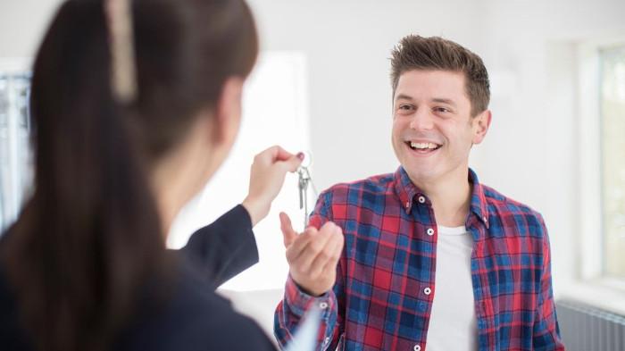 Ilustrasi Menitipkan Kunci Rumah kepada Orang yang Dipercaya. (Irish Independent)