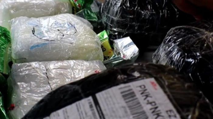 Ilustrasi Paket Menumpuk. (Regional Kompas)