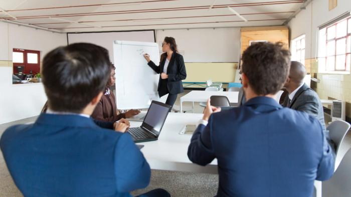 Ilustrasi Pelatihan Karyawan. (Doyan Ayam)