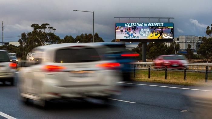 Ilustrasi Pemasangan Baliho di Lokasi yang Strategis. (Civic Outdoor)