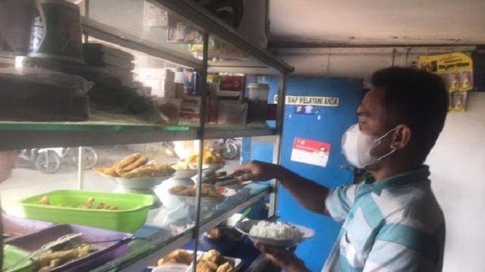 Ilustrasi Pemilik Warung Makan sedang Melayani Dagangannya. (Tribunnews.com)