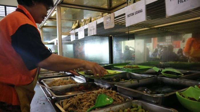 Ilustrasi Pemilik Warung sedang Mempersiapkan Hidangannya. (Kompas.com)