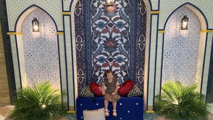 Ilustrasi Seorang Anak sedang Foto dengan Dekorasi Rumah Khas Bulan Ramadan. (Kuala Lumpur with Kids)