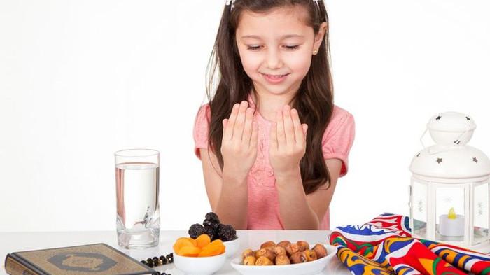 Ilustrasi Seorang Anak sedang Memanjatkan Doa Berbuka Puasa. (Kompas.com)