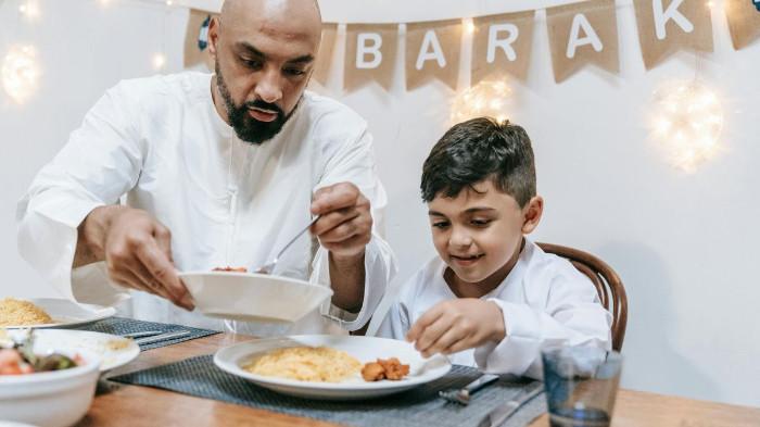 Ilustrasi Seorang Ayah dan Anak sedang Berbuka Puasa. (Kompas.com)