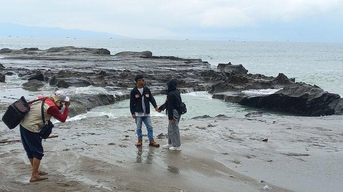 Ilustrasi Seorang Fotografer sedang Memotrer Sepasang Kekasih di Pantai. (Tribunnews.com)
