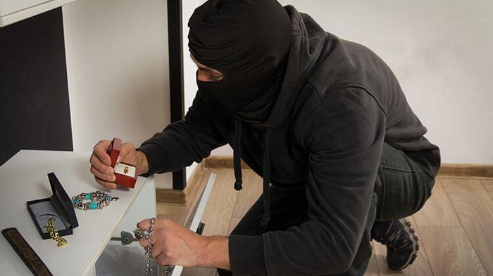 Ilustrasi Seorang Pencuri Mengambil Barang Berharga. (Kompas.com)